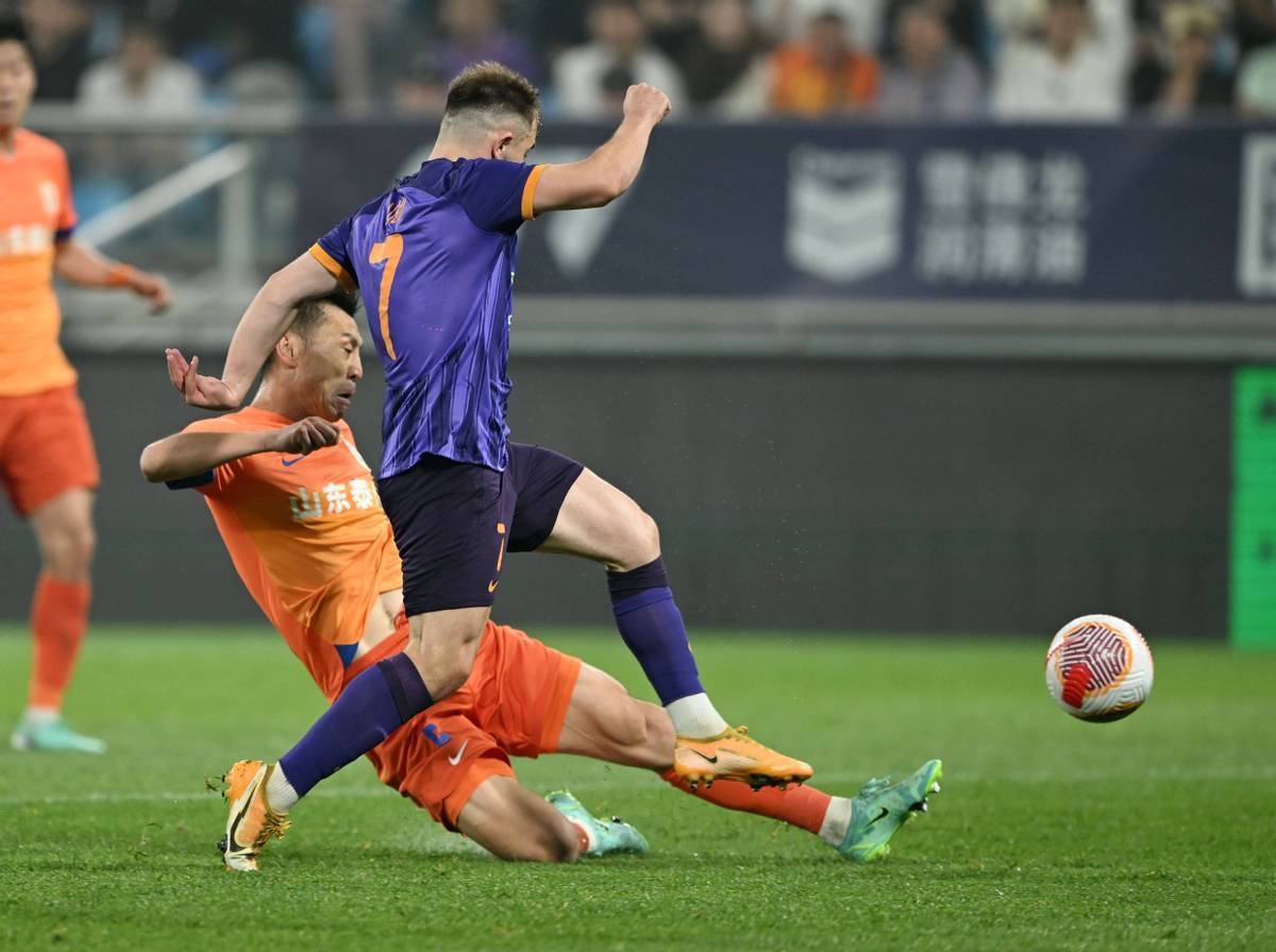 中国足球联赛局势紧张，球员拼尽全力
