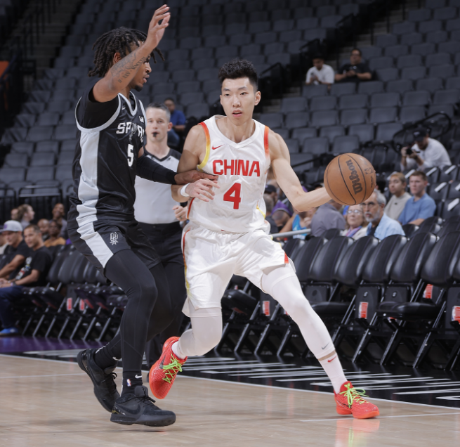 新疆男篮全队配合默契，连胜势不可挡