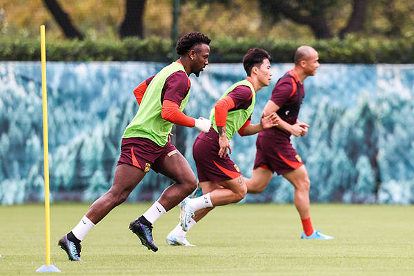 精准的传球和出色的射门，球员们全力以赴争胜