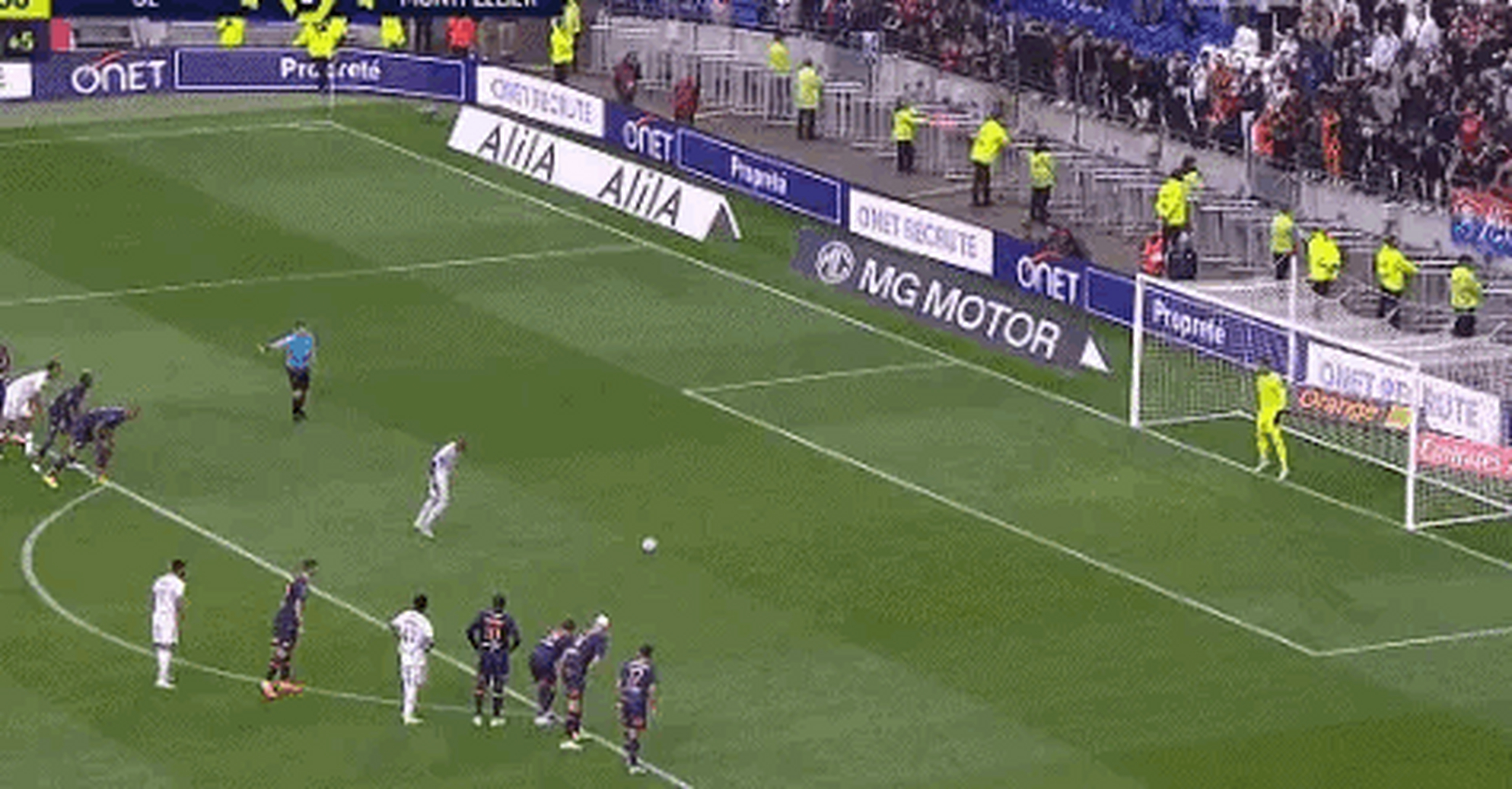 蒙彼利埃球员连续进球，为球队带来胜利