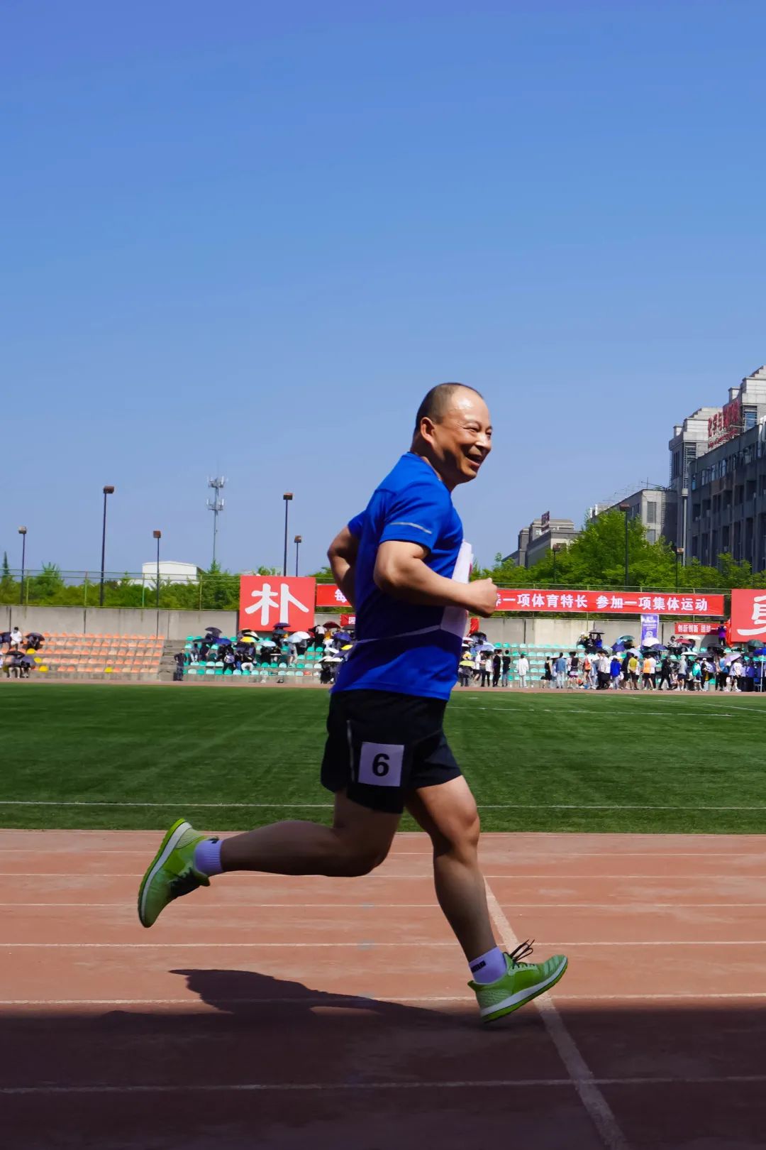 足球场上英雄辈出,绚丽赛场欢呼不断 足球场上英雄辈出,绚丽赛场欢呼不断