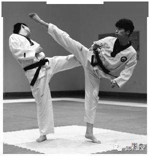 都灵主教练战术灵活多变，给对手造成困扰